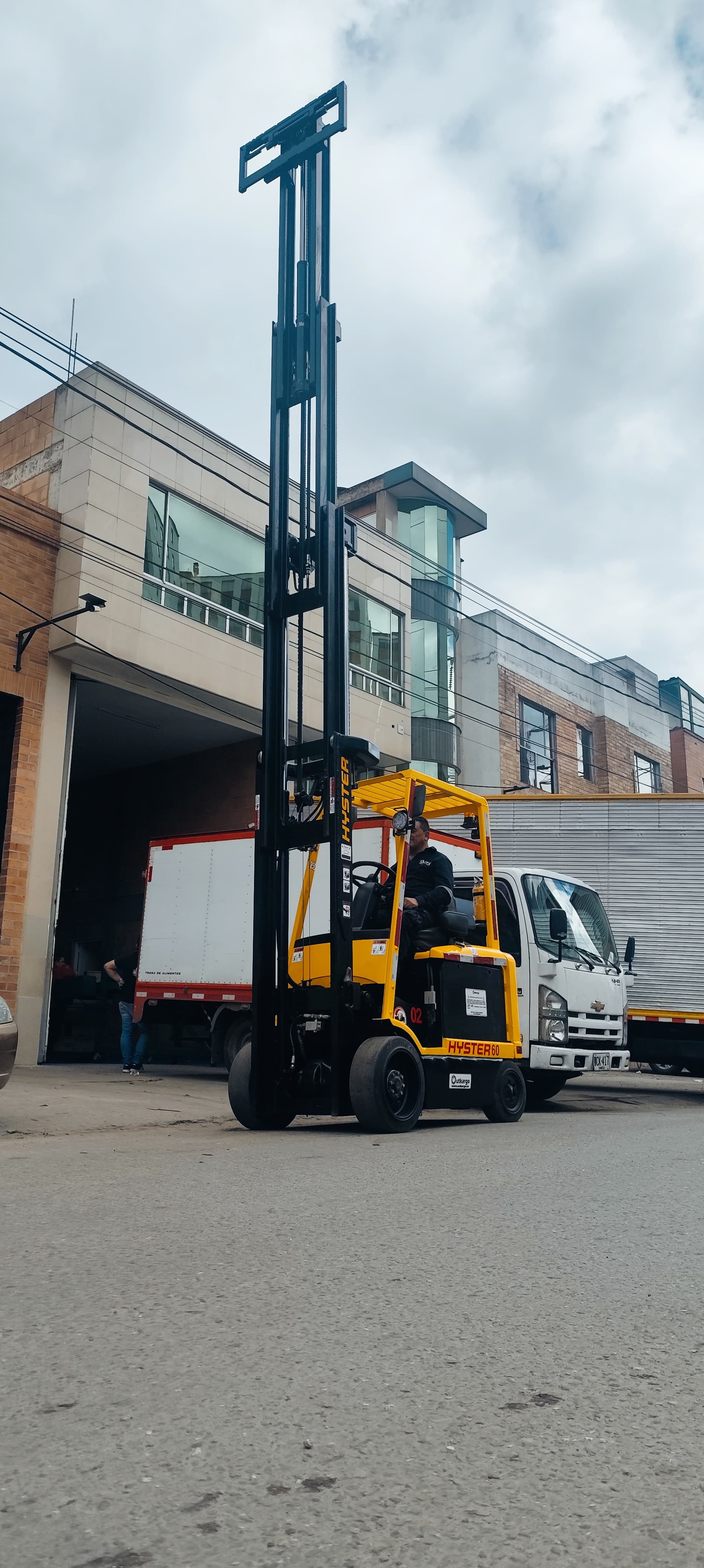 ¿Qué peso puede levantar un montacargas?